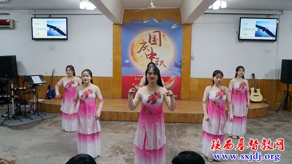 欢喜感恩庆双节     祝福赞美情谊浓——陕西圣经学校举办“爱中团契”主题晚会(图3)