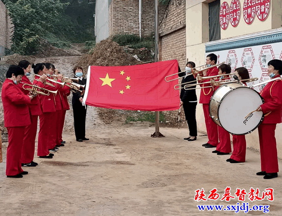 泾河新城基督教堂国庆节举行升旗仪式